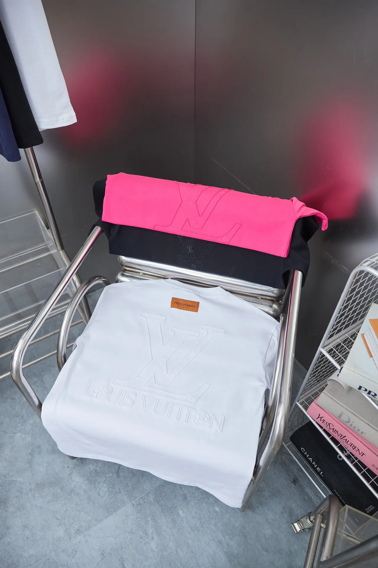 🅿️190 1V 25SS early spring new style Toothbrush embroidered logo short sleeves Light luxury essential item for daily commuting for men and women Correct version Welcome to compare Detailed features · 320g 100% pure cotton double yarn jersey fabric · Custom dyed in the same vat, special thickened 32 pieces double-strand 1X1 thread · Imported Tajima machine machine embroidery, toothbrush embroidered logo embroidery pattern + three-dimensional burnt flowers · Double-needle sewing and cross-seam technology · Original main mark, washed tag, brand moisture-proof paper packaging Color: black/white/pink Size: S/M/L/XLI